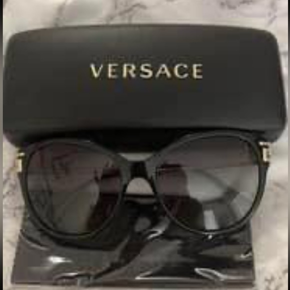 New Versace Sunglasses with case and cleaning cloth - Picture 2 of 8